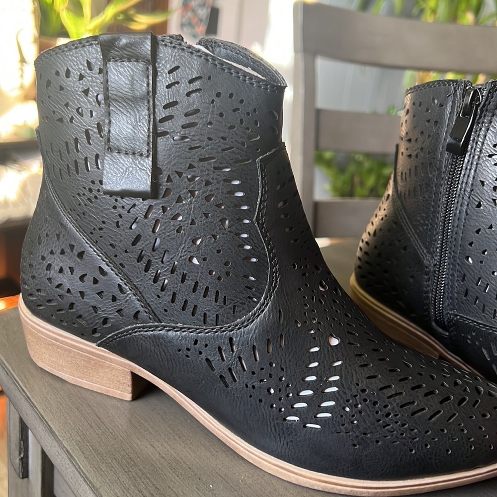 Volatile perforated western boot 7.5